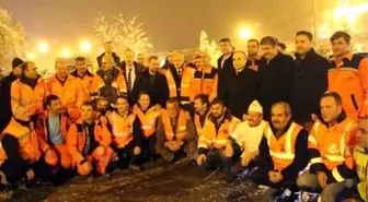 Bakan Turhan yeni yıla Bolu'da Karayolları işçileri ile girdi