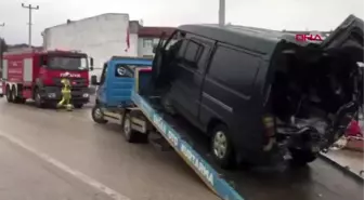 Bursa-hafif ticari araçla minibüs çarpıştı 4 yaralı