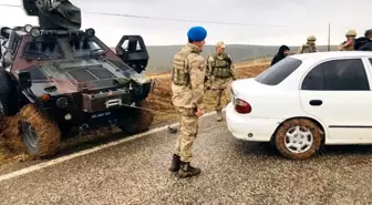 Çamura saplanan aracı jandarma Kobra ile kurtardı