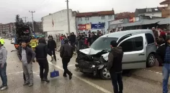 Hafif ticari araçla minibüs çarpıştı: 4 yaralı