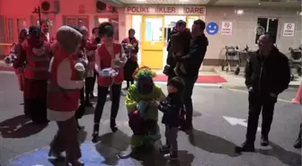 Hastanede tedavi gören çocuklara ve yaşlılara yılbaşı sürprizi
