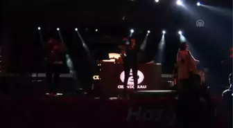 İzmirliler yeni yıla Cumhuriyet Meydanı'ndaki kutlamalarla girdi