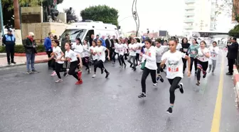 Kurtuluş Koşusunda yüzlerce öğrenci madalya için mücadele etti