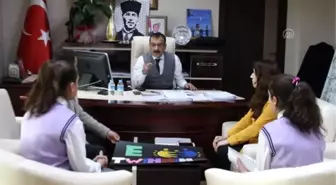 Özalp'ta öğrenciler Kaymakam Çelik'le röportaj yaptı