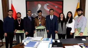 Satrançta dereceye girenler kupalarını aldı
