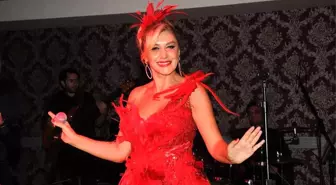 Ünlü şarkıcı Zeynep Mansur mini elbisesiyle göz doldurdu