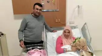 Vali Yerlikaya, 2019'un son bebeği, yeni yılın ilk bebeğine altın taktı