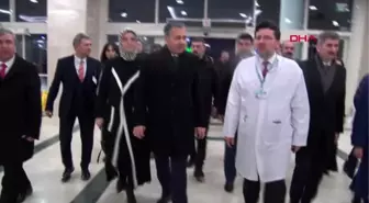 Vali yerlikaya, 2019'un son bebeği, yeni yılın ilk bebeğine altın taktı