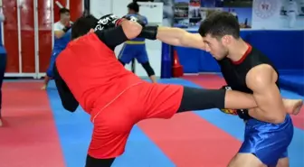 Wushu kung-fu sporcuları müsabakalara hazırlanıyor