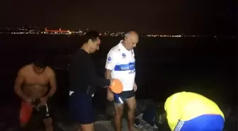 Yeni yılı Sarayburnu'nda buz gibi havada denize girerek kutladılar