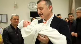 Yeni yılın ilk bebeğinin kulağına belediye başkanı ezan okudu