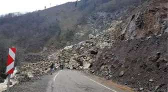 Giresun'da heyelan yolu kapattı