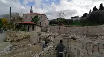 Kendini müdür olarak atayan başkan, şimdi de mezarlık üstüne kafeterya yapıyor