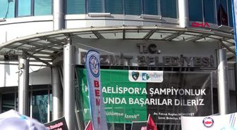 Kocaeli izmit belediyesi'nde 25 çalışanın işsiz kalması protesto edildi