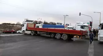 Nevşehir'de nakliyeciler kara yolunu trafiğe kapattı