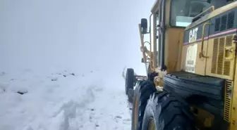 Kar yağışı sonrası köy yollarına anında müdahale