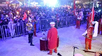 Kars'ta 10 bin kişi 'Sarıkamış şehitleri'ni anmak için kar altında meşaleyle yürüdü