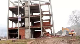 Ordu'da dere yatağındaki 4 katlı binanın yıkımına başlandı