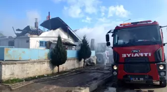 Şaphane Kaymakamı Mahmutoğlu evi yanan kadını ziyaret etti