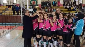 Voleybolcu kızlardan 3 kupa