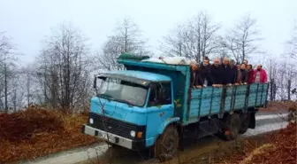 İlçelerini tanıtmak için türkü söyleyip, klip çektiler