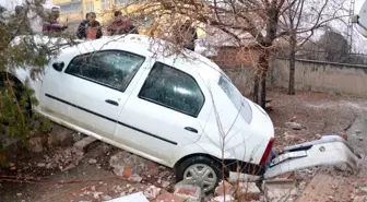 Otomobil apartmanın bahçe duvarından düştü