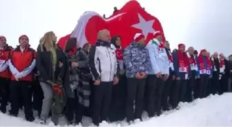 Şehit Mehmetçiklerin kardan heykellerine yoğun ilgi