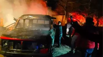 Tandırlıkta yangın çıktı; 2 araç ile 2 traktör römorku kullanılmaz hale geldi