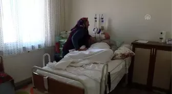 Felçli eşine tek başına bakan kadının tekerlekli sandalye sevinci