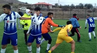 Futbolcular sahada tekme-tokat kavga etti, polis havaya ateş açtı