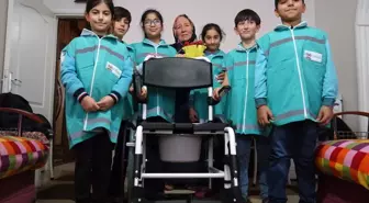 İlkokul öğrencileri felçli eşine tek başına bakan kadının yüzünü güldürdü