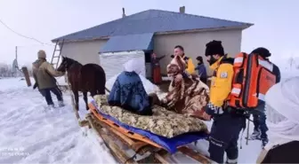 Sağlık ekibi, atla geldikleri köydeki hastayı kızakla götürdü