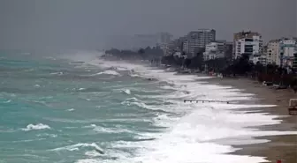 Antalya'da dev dalgalar sahili dövdü