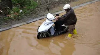 Antalya'da sağanak su baskınlarına neden oldu