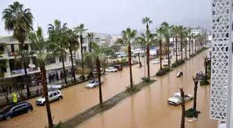 Antalya'da sağanak yağmur hayatı felç etti