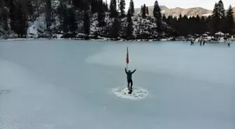 Buz tutan Karagöl'ün üzerinde horon teptiler