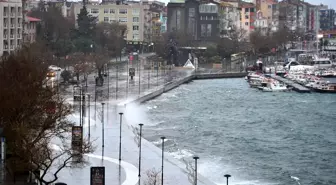 Çanakkale'de kuvvetli poyraz fırtınası deniz ulaşımını aksatıyor