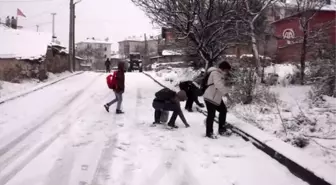 Çubuk'ta kar yağışı etkili oluyor