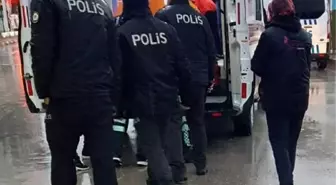 Halk otobüsü çarpan 2 kadın, ağır yaralandı