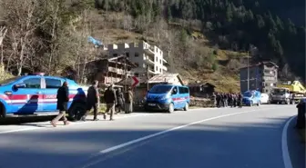 Uzungöl'de kaçak yapı sahipleri kendi imkanlarıyla yıkıma başladı (2)