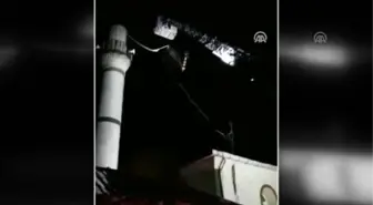 Balıkesir'de şiddetli fırtına cami minaresinin üst kısmını kopardı