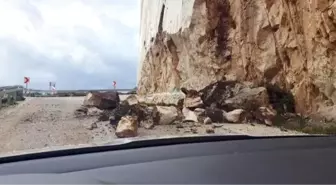 Dağdan kopan kaya parçaları, yola düştü