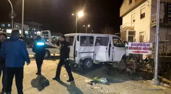 Denizli'de eve çarpan kamyonetin alev alması güvenlik kamerasında