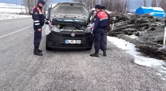 Jandarma ekipleri sürücülere karlı havada sıcak çay ikram etti