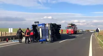 Şanlıurfa'da devrilen tırın sürücüsü yaralandı