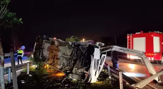 Antalya'da minibüs bariyerlere çarptı: 1 ölü, 3 yaralı