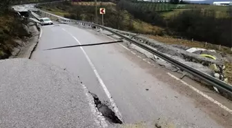 Kocaeli'de aşırı yağışlar nedeniyle yol çöktü