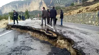 Mersin'de yol çöktü