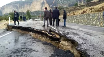 Mersin'de yol çöktü