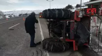 Sivas'ta otomobil traktörle çarpıştı: 2 yaralı